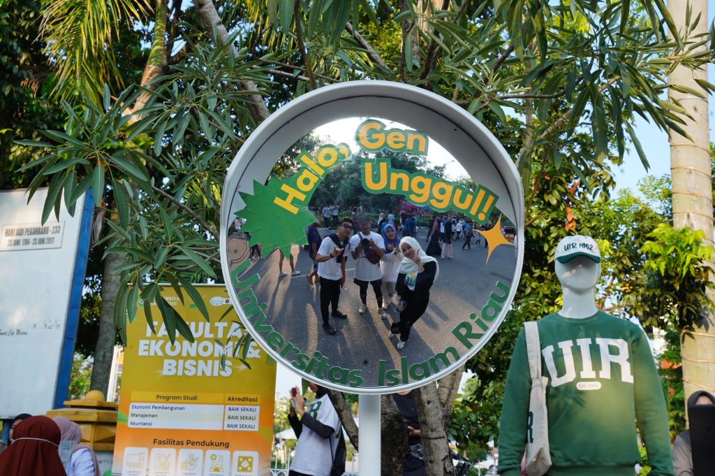 FEB UIR Semarakkan Car Free Day dengan Promosi Penerimaan Mahasiswa Baru kepada Masyarakat