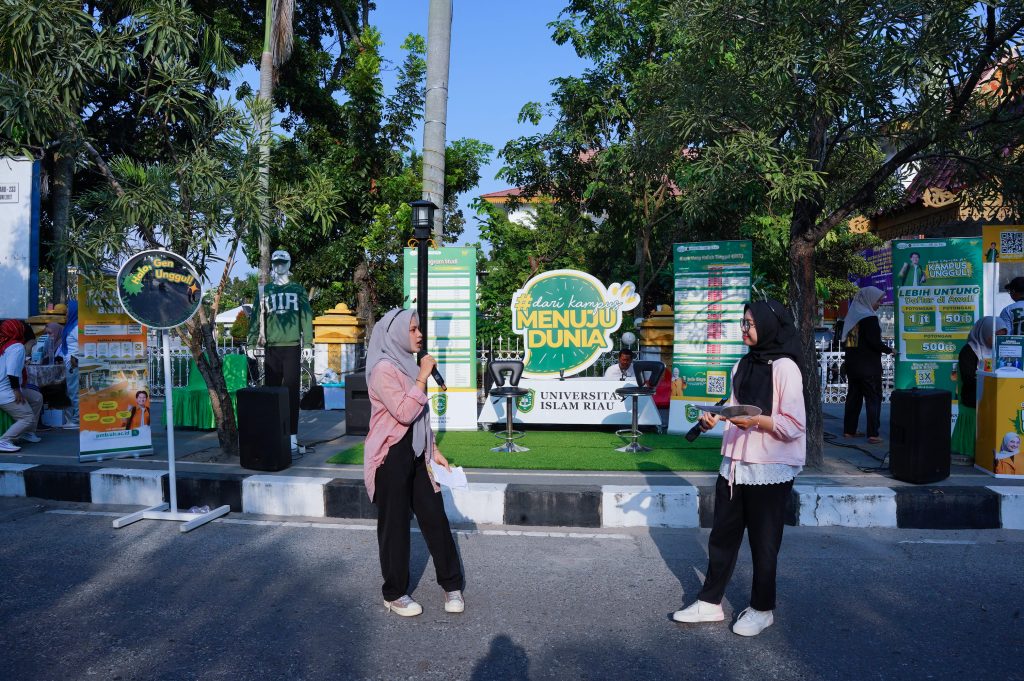 FEB UIR Semarakkan Car Free Day dengan Promosi Penerimaan Mahasiswa Baru kepada Masyarakat
